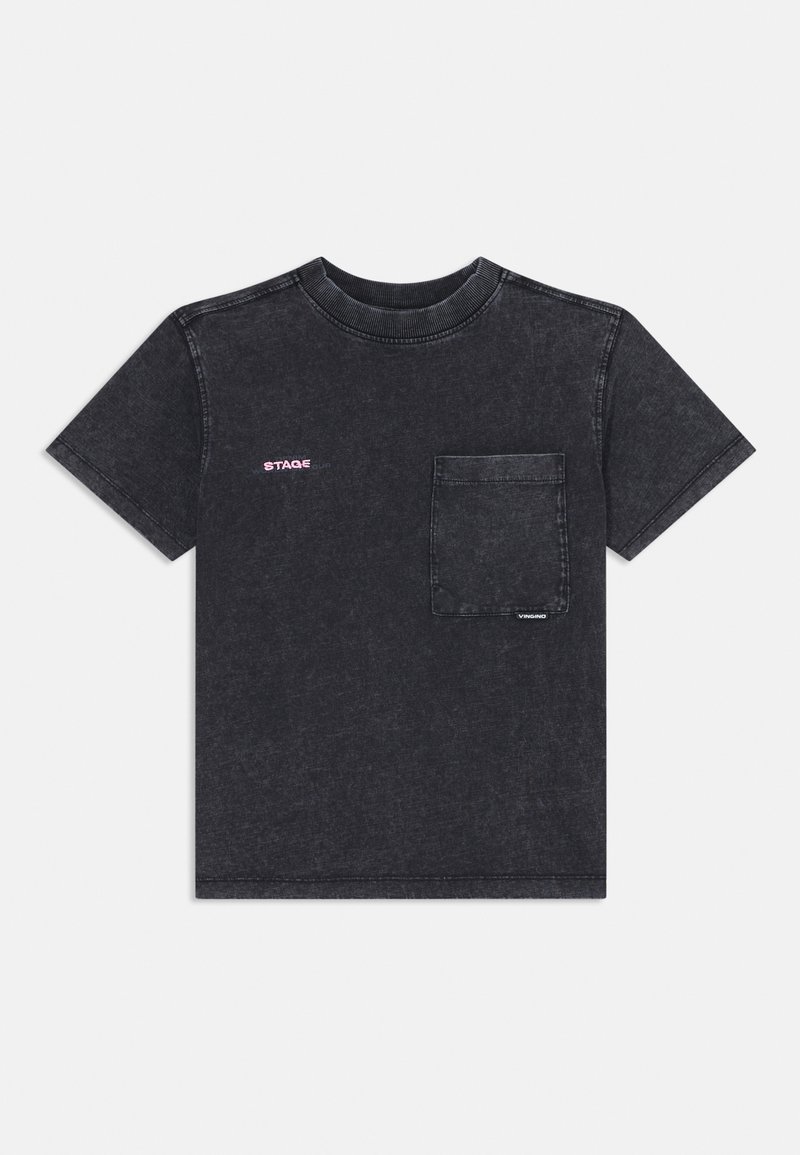 Mørk grå kortermet T-skjorte med en lomme og "STAGE" trykt i rosa på venstre side nær halsen.