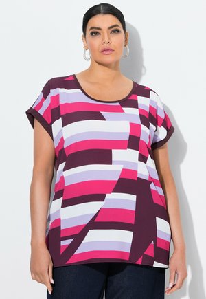 Kortærmet top i let stof med et geometrisk mønster af pink, lilla og hvide striber på en mørk baggrund. Rund halsudskæring.