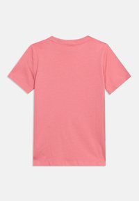 Απλό ροζ κοντομάνικο μπλουζάκι, εμφανίζεται από πίσω σε λευκό φόντο, με στρογγυλή λαιμόκοψη και απλή ραφή.