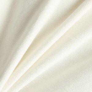 Balts vilnas audums ar mīkstu, pūkainu tekstūru, rādot gludas un nedaudz izvirzītas šķiedras, sakārtotas maigos salocījumos.