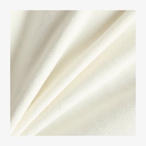 Tela de forro blanca con una textura suave y esponjosa, mostrando fibras lisas y ligeramente elevadas, dispuestas en suaves pliegues.