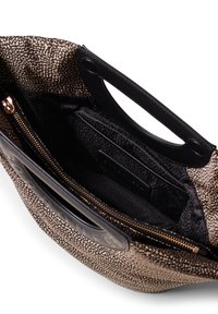 Texturiert beigefarbene und schwarze Tasche mit einem Reißverschlussfach, zwei Griffen und einem gemusterten Innenfutter. Mit einem glatten schwarzen Lederakzent.