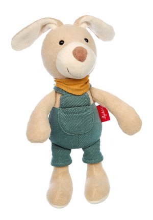 Peluche di cane con pelo color beige, occhi neri e naso marrone. Indossa una sciarpa gialla al collo e una salopette verde con una tasca. Texture morbida in tutto il corpo.