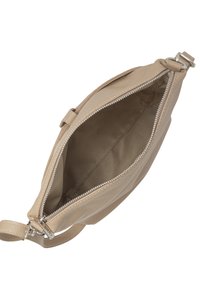 Borsa in pelle beige con una texture liscia, dotata di chiusura con zip e interno non foderato. Include una tracolla regolabile e accessori metallici.