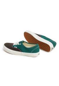 Grüne und schwarze Canvas-Sneaker mit weißen Schnürsenkeln, Gummisohle und Waffelmuster-Sohle. Verfügt über gestickte Akzente und ein Logo-Patch.