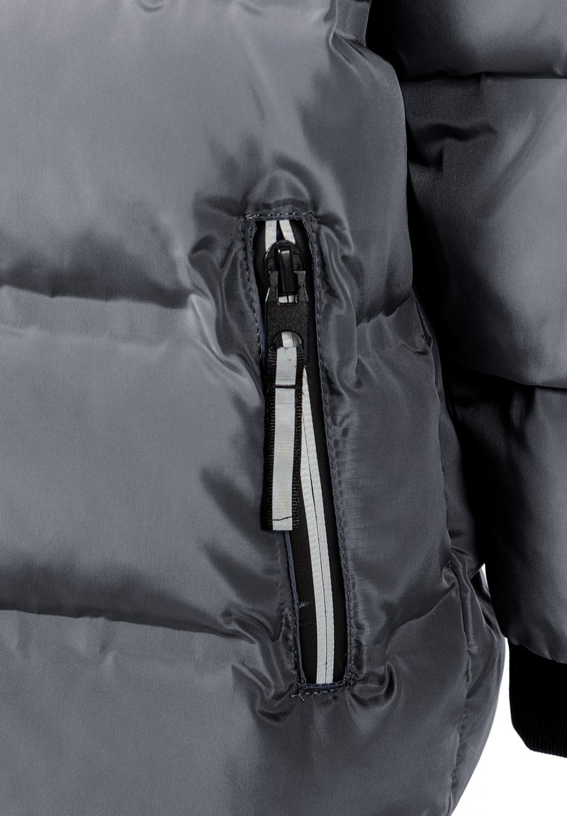 Szara kurtka puchowa z zamkiem błyskawicznym, posiadająca kieszeń z czarno-białymi paskami, gładką teksturę oraz pikowaną konstrukcję dla lepszej izolacji.