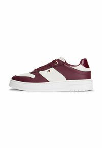 Bordowe i białe sneakersy niskie wykonane z gładkiej skórzanej cholewki, z perforowaną częścią palców i białą gumową podeszwą. Zawierają złote oczka i logo.
