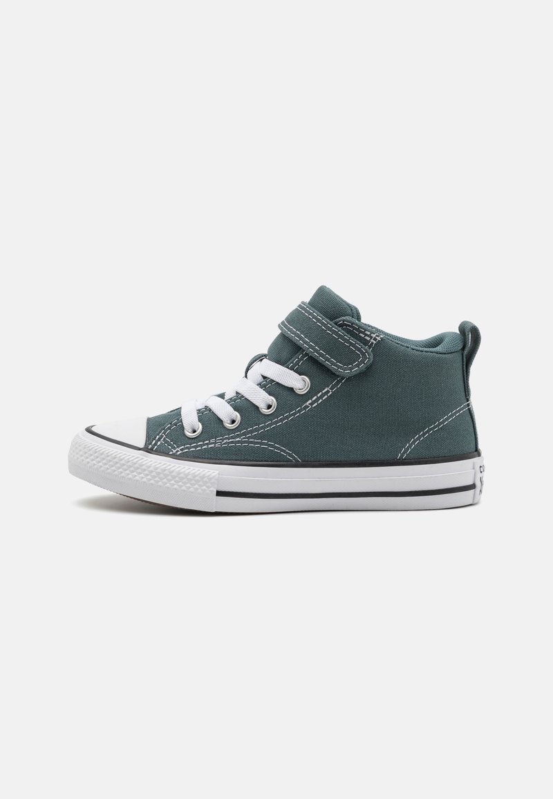 Zapatilla alta de lona en color teal con cordones blancos, puntera de goma y suela de rayas negras. Cuenta con una correa ajustable para un ajuste seguro.