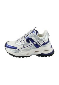 Bela in srebrna športna obutev s purpurnimi poudarki, z mrežasto zgornjimi deli, masivnim podplatom ter teksturiranimi detajli na peti in straneh.