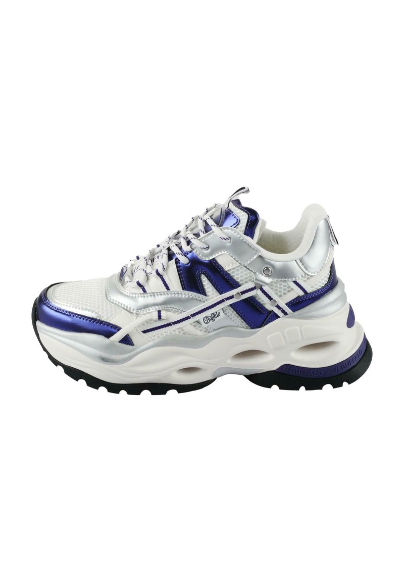 Bela in srebrna športna obutev s purpurnimi poudarki, z mrežasto zgornjimi deli, masivnim podplatom ter teksturiranimi detajli na peti in straneh.