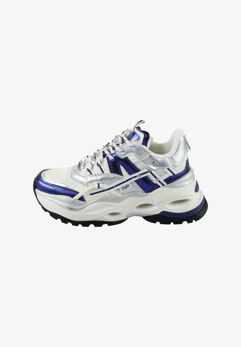 Scarpa atletica bianca e argento con dettagli viola, dotata di una tomaia in rete, suola spessa e finiture testurizzate sul tallone e sui lati.