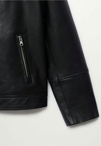 Černá kožená bunda s kapsou na zip na levém rukávu, hladkou texturou a šitími podél manžety.