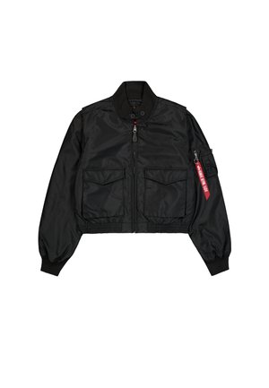 Veste bomber noire courte en satin avec col rond, deux poches avant et une poche latérale zippée avec un onglet rouge.