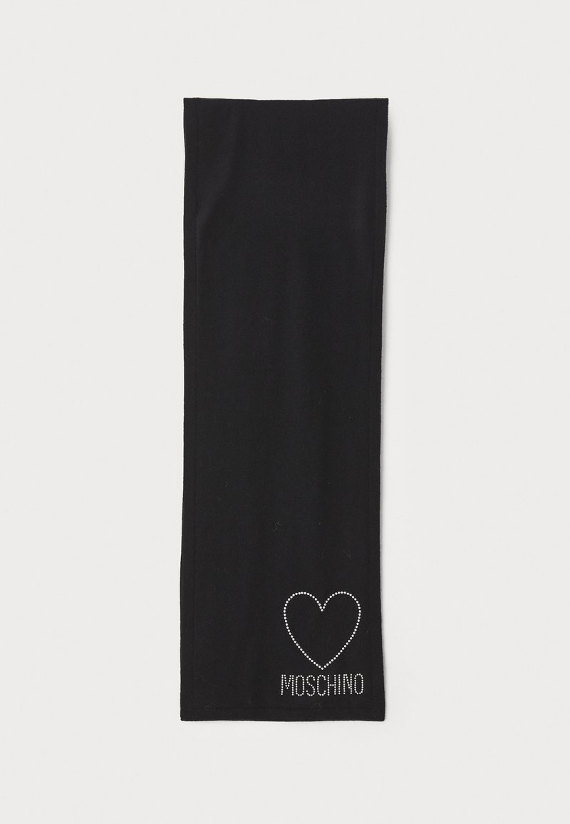 Melns šalle ar mīkstu tekstūru, ar rhinestone sirdīti un vārdu "MOSCHINO" kontrastējošā dizainā apakšā.
