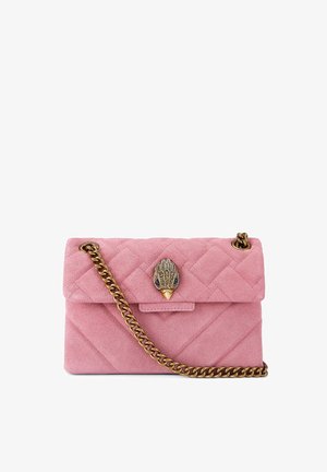 Borsa rosa in suede trapuntato con tracolla a catena dorata e fermaglio decorativo a forma di conchiglia. Presenta una chiusura a patta e una texture liscia.