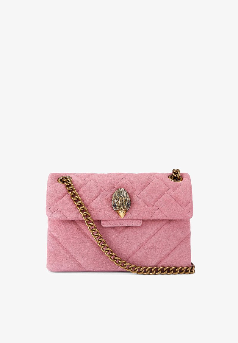 Sac à main en daim matelassé rose avec une bandoulière chaîne dorée et un fermoir décoratif en forme de coquillage. Il présente une fermeture à rabat et une texture lisse.