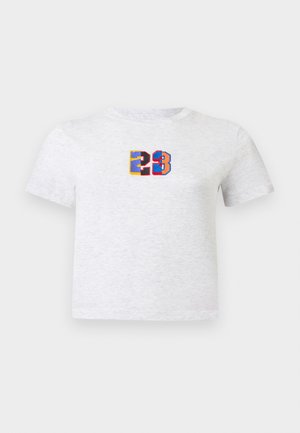 Weißes T-Shirt mit kurzen Ärmeln und farbiger Blocknummer 23, mittig auf der Brust.