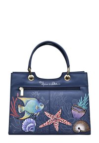 Marineblauwe leren handtas met aquatisch geïnspireerde kunst, waaronder een vis, zeester, schelpen en koraal. Hardware in goudkleurige accenten.