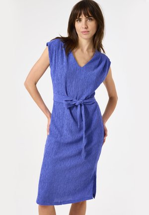 Blauwe jurk met riem, V-hals en cap sleeves, met een textuurpatroon en een zijsplit, gemaakt van lichtgewicht stof.