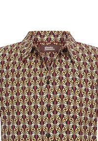 Camisa de manga corta de algodón con un fondo marrón y un patrón floral en color crema, rojo y amarillo. Cierre frontal de botones con cuello.