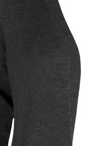 Ciemnoszara dzianinowa tkanina pokazująca szew i fakturę rękawa swetra na białym tle.