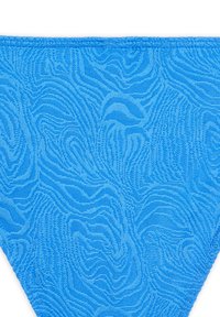 Sininen bikinin alaosa, jossa on uurrettu aalto-kuvio, valmistettu joustavasta kankaasta, jossa on sileä pinta ja vahvistettu sauma vyötäröllä.