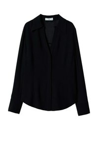 Chemise noire à manches longues avec col pointu, patte de boutonnage à l'avant et tissu doux légèrement brillant. Coupe décontractée avec ourlet arrondi.