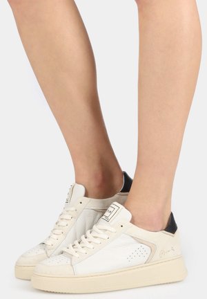 Trainers - latte