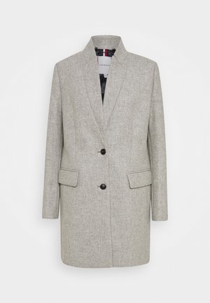Blazer femme gris clair avec col cranté, deux boutons noirs et poches à rabat, présenté sur fond blanc.