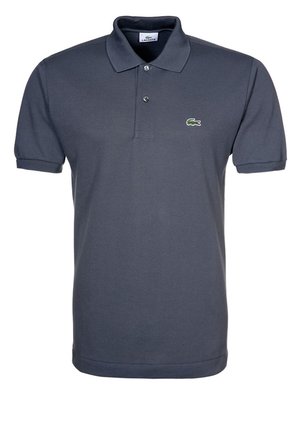 Ciemnoszara koszulka polo Lacoste z krótkim rękawem, dwoma guzikami i małym zielonym logo krokodyla na lewym boku klatki piersiowej.