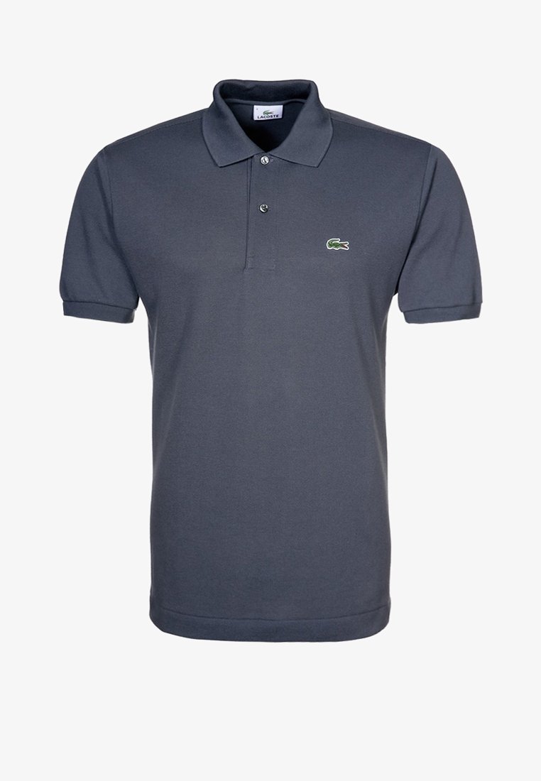Polo Lacoste manches courtes gris foncé avec deux boutons et un petit logo crocodile vert sur la poitrine gauche.