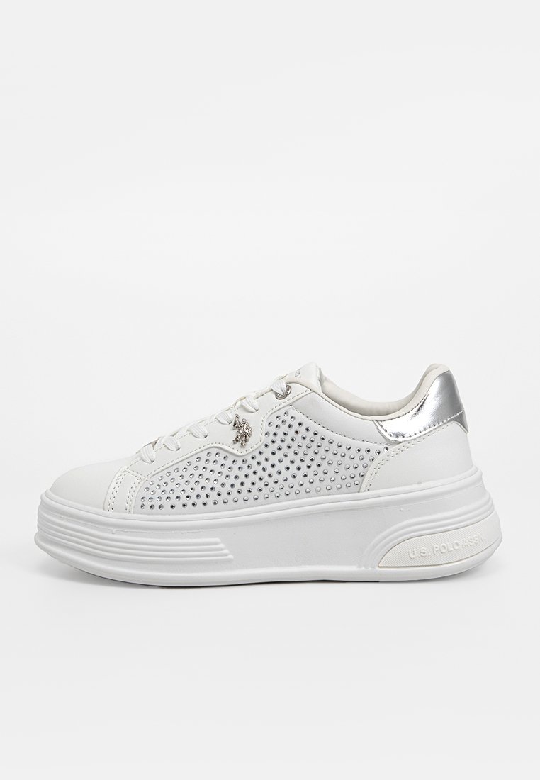 Weiße Schnürsneaker mit einem strukturierten Obermaterial, das mit silbernen Nieten verziert ist, glatten silbernen Akzenten an der Ferse und einer dicken weißen Sohle.