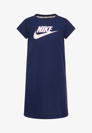 Tamsiai mėlynas medvilninis marškinėlių suknelė su trumpomis rankovėmis, pasižyminti dideliu rožiniu Nike logotipu priekyje ir apvaliu iškirpimu.