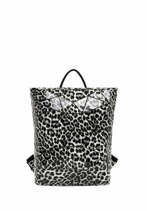Rygsæk med sort- og hvid leopardprint og geometrisk trekantet mønster, der har et topgreb og justerbare skulderstropper.