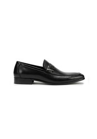 Černé kožené mokasíny s elegantním designem, které mají hladký povrch, špičatou špičku a dekorativní kovové prvky na přední části.