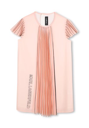 Robe rose clair à manches courtes avec des plis verticaux sur le devant et les manches, bordure noire sur les plis, et texte "KARL LAGERFELD" sur le bas.