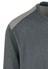 Grå langermet skjorte med teksturert stoff og grå mesh-paneler på skuldrene med små perforeringer for pusteegenskaper.