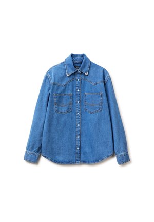 Blauw denim overhemd met lange mouwen, drukknopen aan de voorkant, twee borstzakken en een puntige kraag, plat neergelegd op een witte achtergrond.