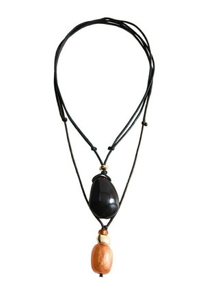 Ogrlica z dvema črnima vrvicama in velikim črnim obeskom v obliki kapljice nad kupčkom zlatih, rjavih in bež ovalnih perlic.