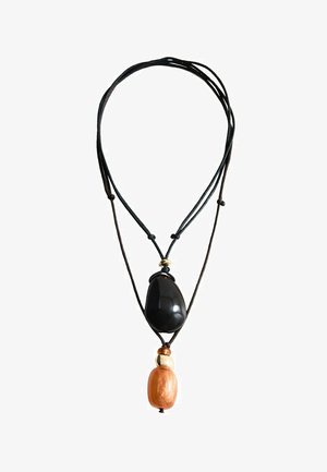 Dvoslojna ogrlica od crnog užeta s velikim crnim privjeskom u obliku suze iznad grupe zlatnih, smeđih i bež ovalnih perli.