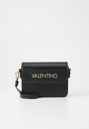 Črna usnjena torba crossbody z zlatim napisom "VALENTINO", eleganten pravokoten dizajn, zapiranje na pokrov, in snemljiv trak.