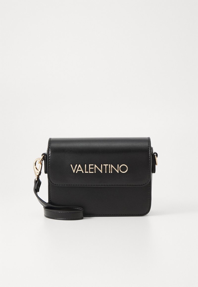 Černá kožená kabelka přes rameno s logem "VALENTINO" v zlatém tónu, štíhlý obdélníkový design, klopové uzavření a odnímatelný popruh.