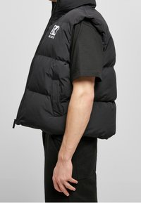 Karl Kani Väst - black