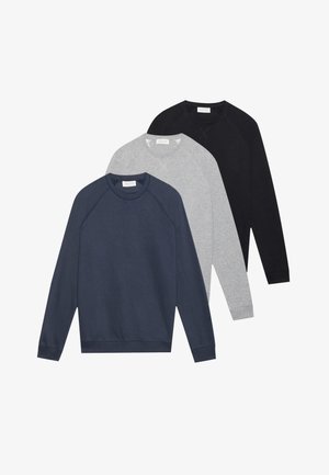 Drie langslavende crewneck sweaters in marineblauw, lichtgrijs en zwart, op elkaar gestapeld en plat gelegd op een witte achtergrond.