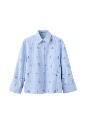 Chemise bleu clair à boutons avec des rayures verticales blanches et de petits imprimés floraux bleus, dotée d'un col pointu et de manches longues.