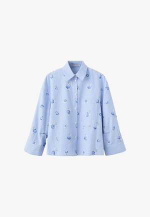 Camicia azzurra con bottoni, righe verticali bianche e piccoli motivi floreali blu, con colletto appuntito e maniche lunghe.