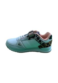 Scarpa sportiva azzurro chiaro con un mix di tessuto e pelle. Presenta un motivo leopardato, una cinghia regolabile e una fodera interna rosa imbottita.