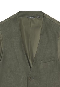 Gilet verde oliva, realizzato in tessuto testurizzato. Presenta un interno in raso, colletto a punte, una tasca e chiusura con un solo bottone.