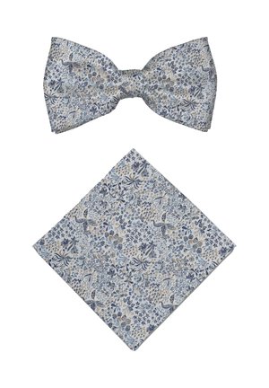 Vlinderdas met bloemenpatroon en bijpassend pochet in blauw-, beige- en witten op een witte achtergrond.