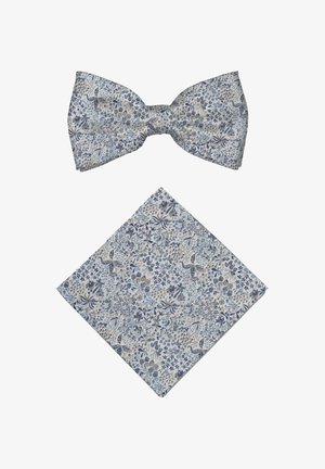 Vlinderdas met bloemenpatroon en bijpassend pochet in blauw-, beige- en witten op een witte achtergrond.